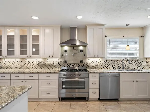 990 Deerpass Dr, Channelview, TX 77530