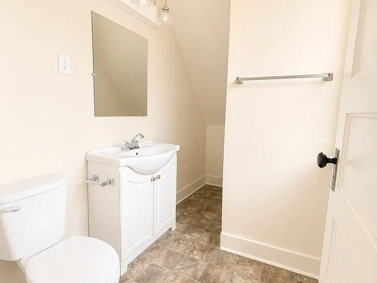 129 N Olive St — Photo 9