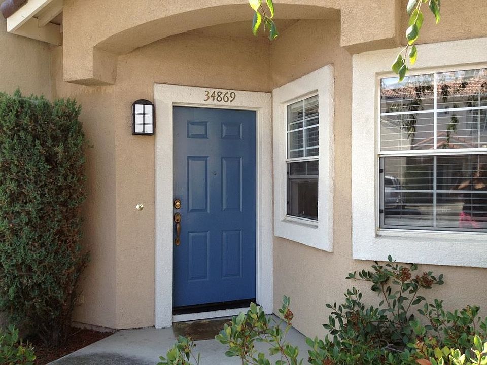 Street entrance - End Unit