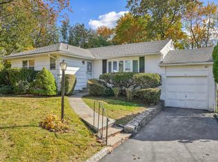 71 Dora Ln, New Rochelle, NY 10804