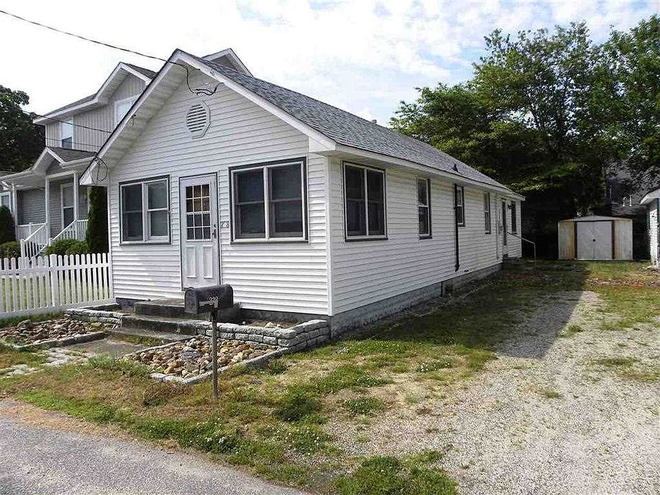 2nd image of 228 W Pacific Ave