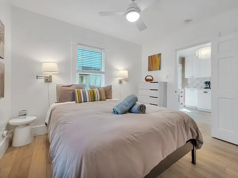 656 Broadway St — Photo 12