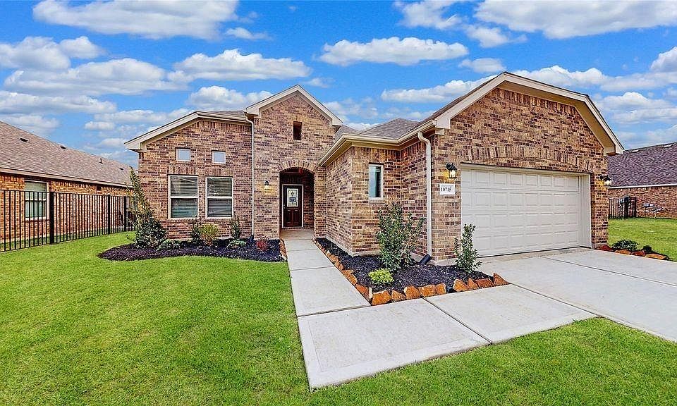 1st image of 1031 Comal Trl