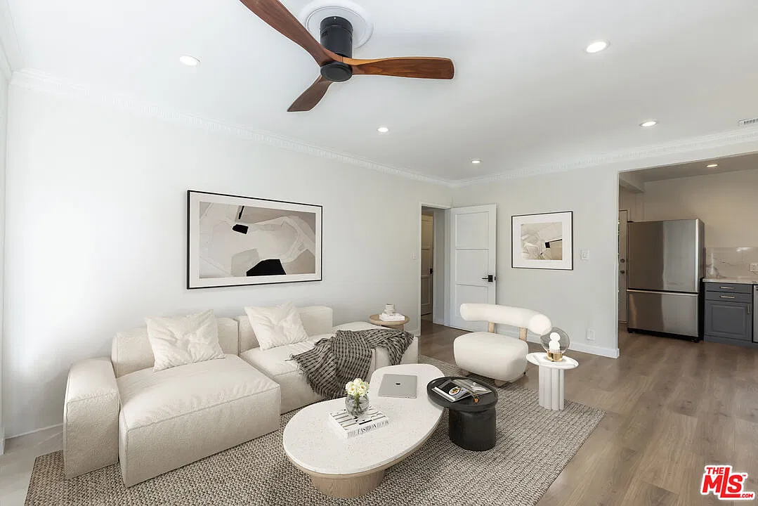 3 bed, 2.0 bath, 916 sqft, $3,950 — Photo 2