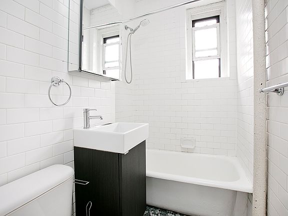 4th image of 21-15 33rd St APT 5G