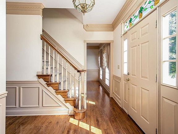 5th image of 1004 Sussex Dr