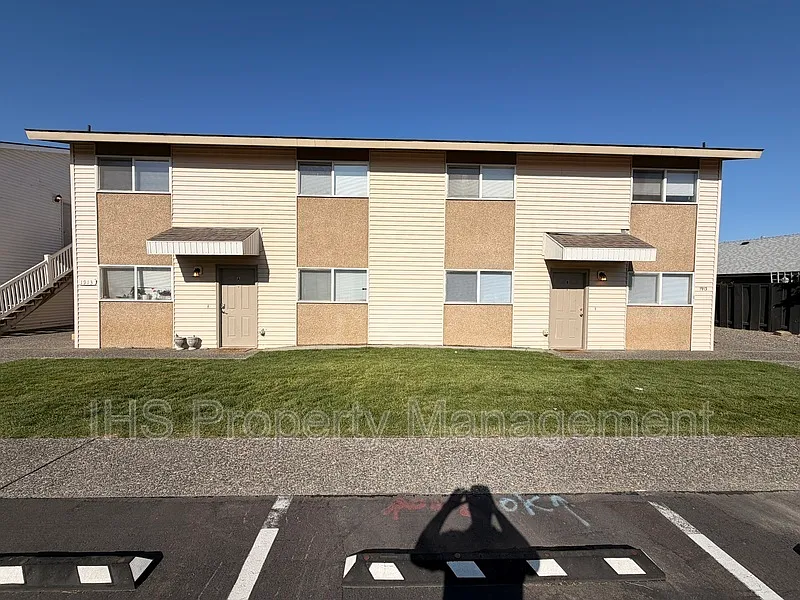 1913 Hoxie Ave #C