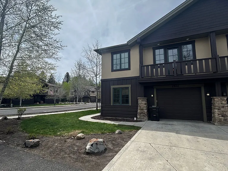 1524 Roosevelt Ave — Photo 3
