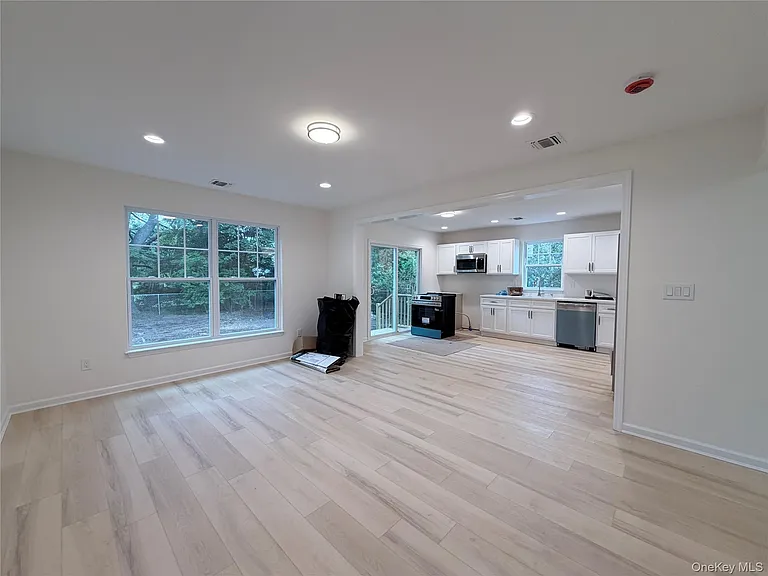 102 Pulaski Rd — Photo 5