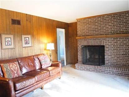 4th image of 4 Bruce Cir N
