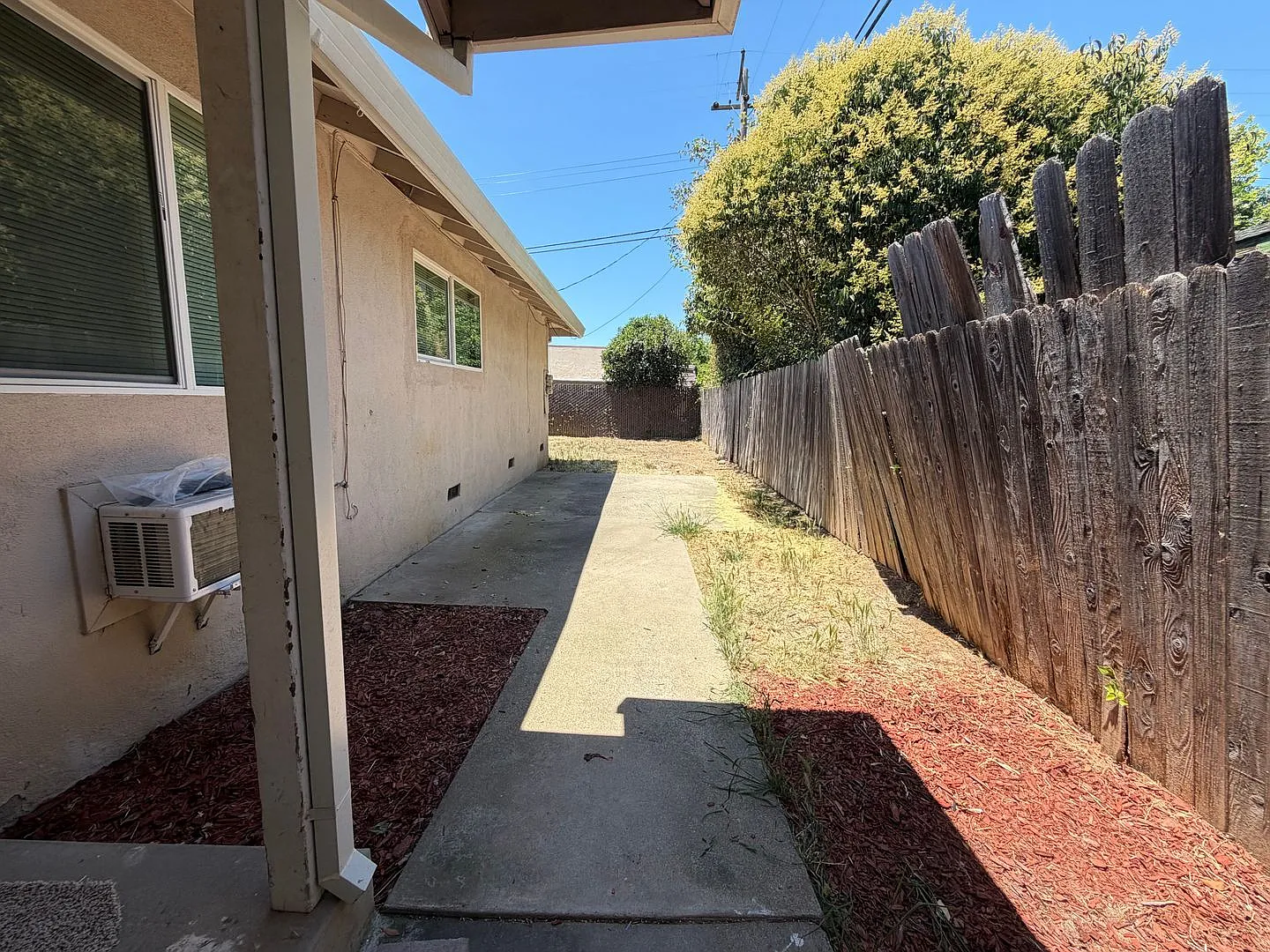 Updated 2 bedroom duplex near hospital — Photo 3