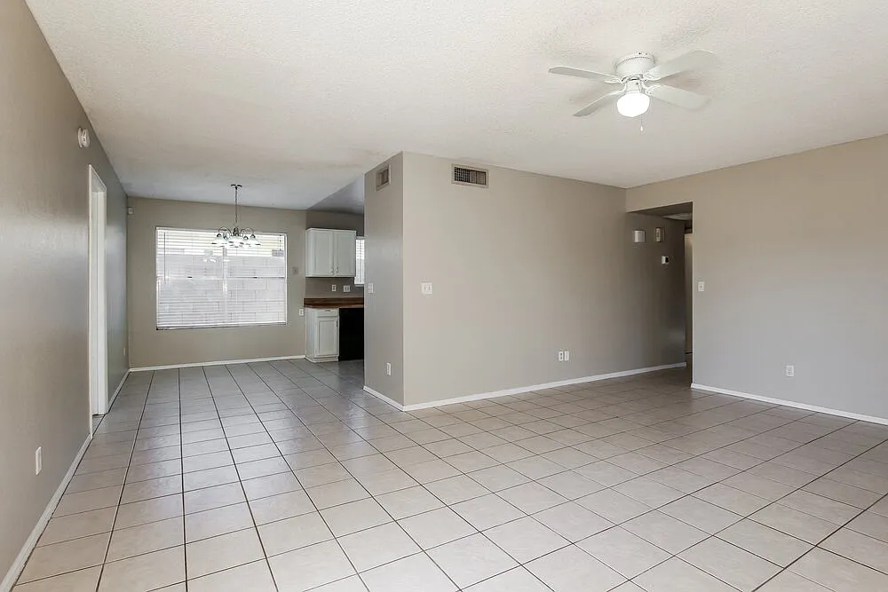 3 bed, 2.0 bath, 1136 sqft, $2,010 — Photo 4