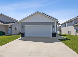 1009 Highland Ln W, West Fargo, ND 58078
