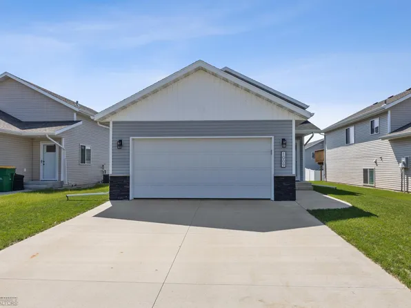 1009 Highland Ln W, West Fargo, ND 58078