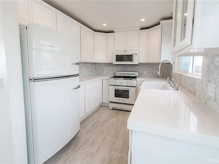 577 S Ramona Ave #E — Photo 12