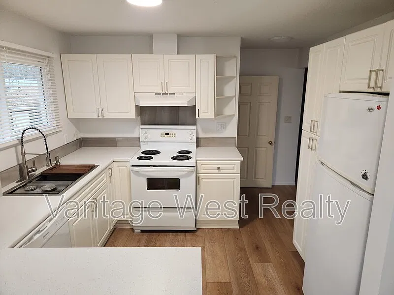 4 bed, 2.0 bath, 2288 sqft, $3,400 — Photo 2