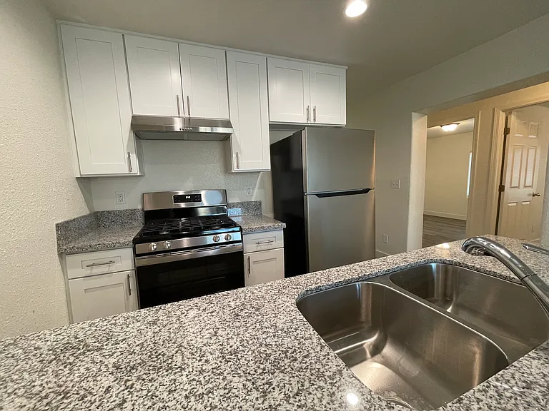 1823 Gardenia Ave #B — Photo 6