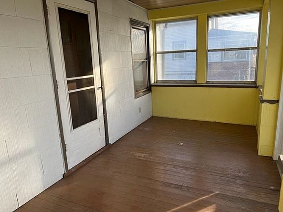 5th image of 409 W 9th St