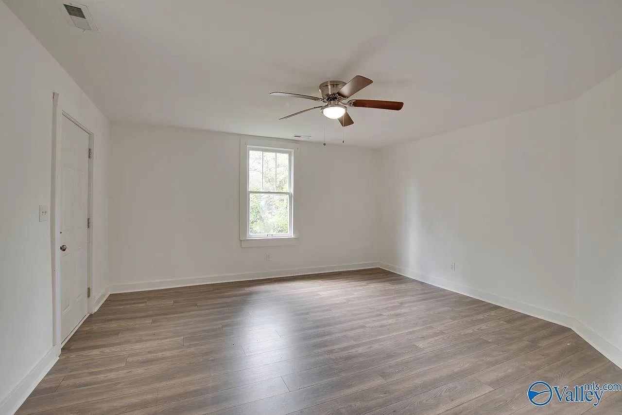 2 bed, 1.0 bath, 914 sqft, $950 — Photo 3