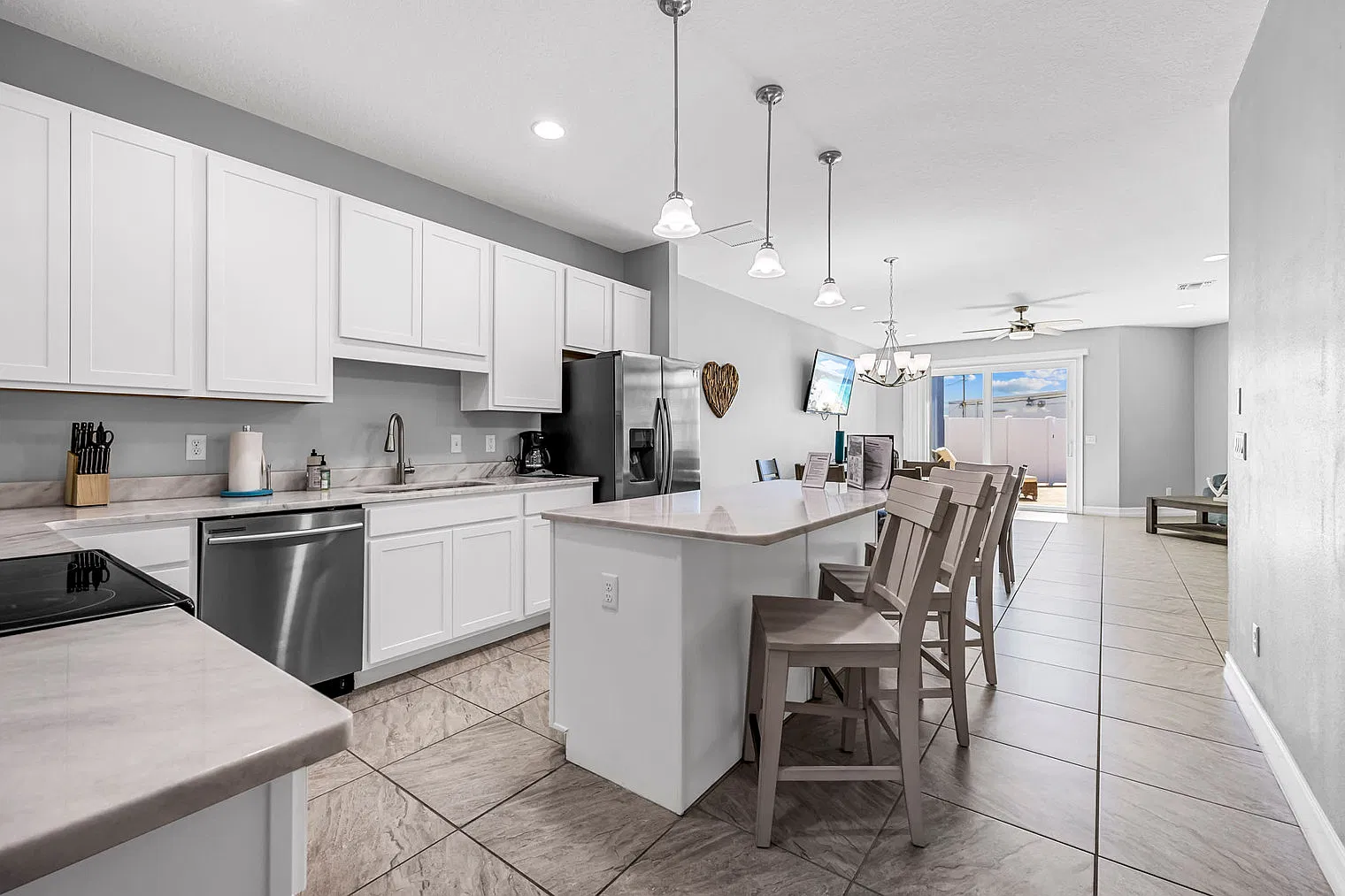 5 bed, 4.0 bath, 3552 sqft, $8,542 — Photo 3