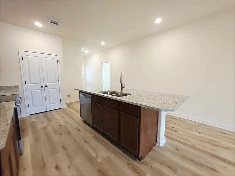 142 E Martin Luther King Dr — Photo 4