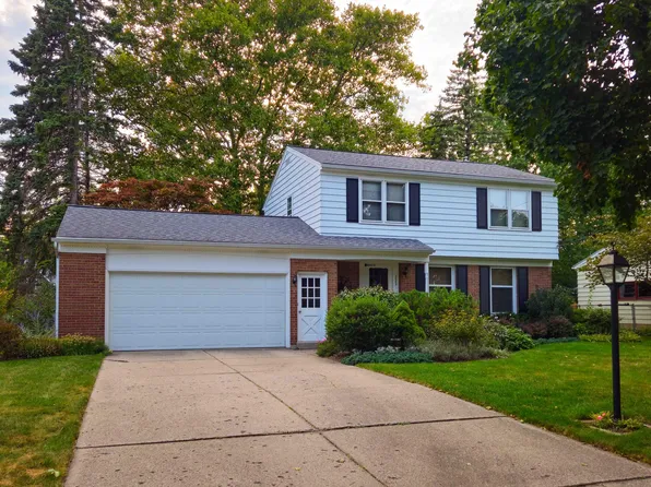 2065 Ridgewood Ave SE, Grand Rapids, MI 49546