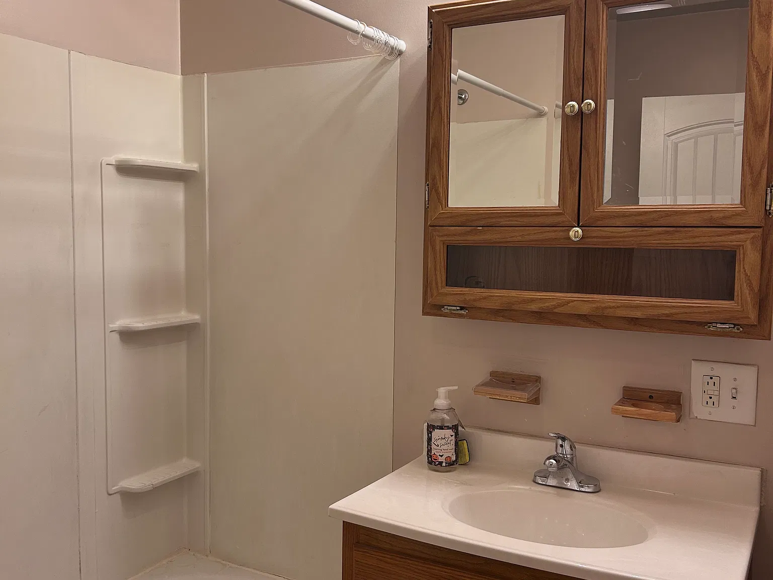 5 bed, 2000 sqft, $2,100 — Photo 2