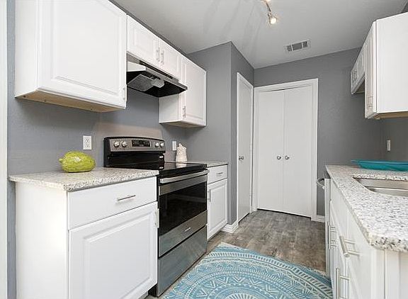 5th image of 2586 Georgian Dr