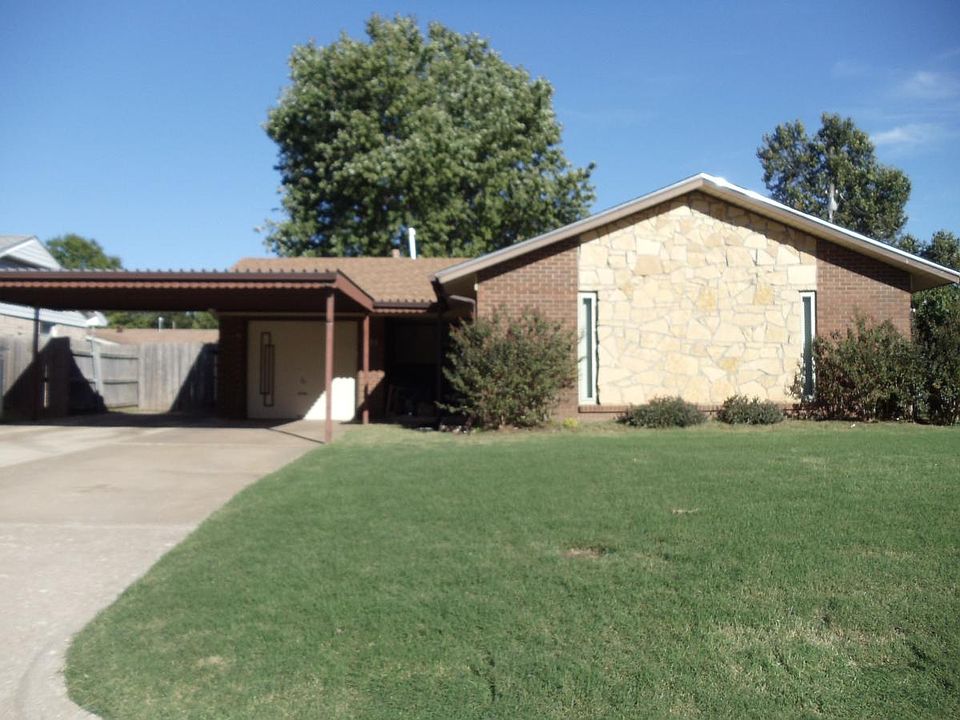 404 Davis Cir - 1 car garage