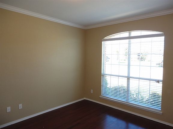4th image of 916 Peach Ln