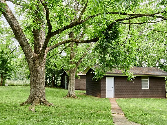 4th image of 221 Golf Club Dr