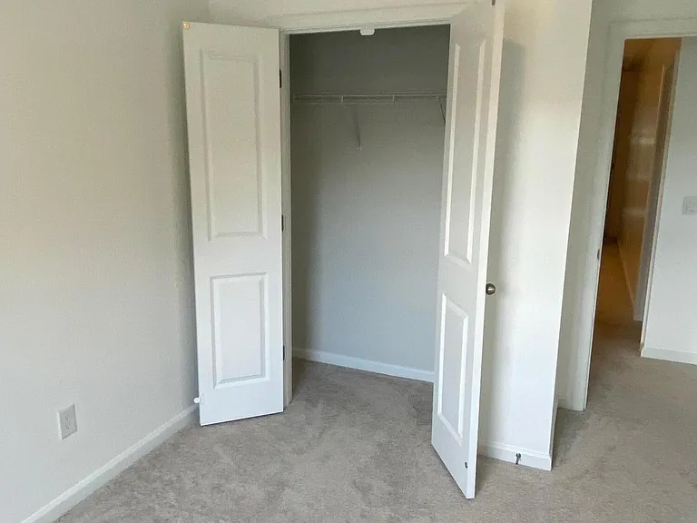 135 E Sunrise Ln — Photo 20