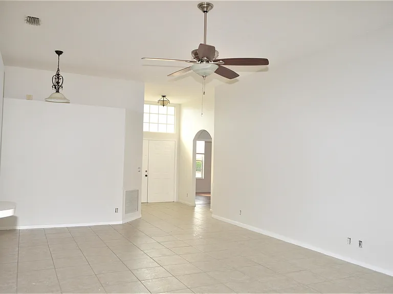 880 NW Waterlily Pl — Photo 5