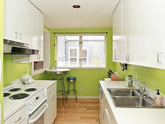 Modern Eat-In Kitchen