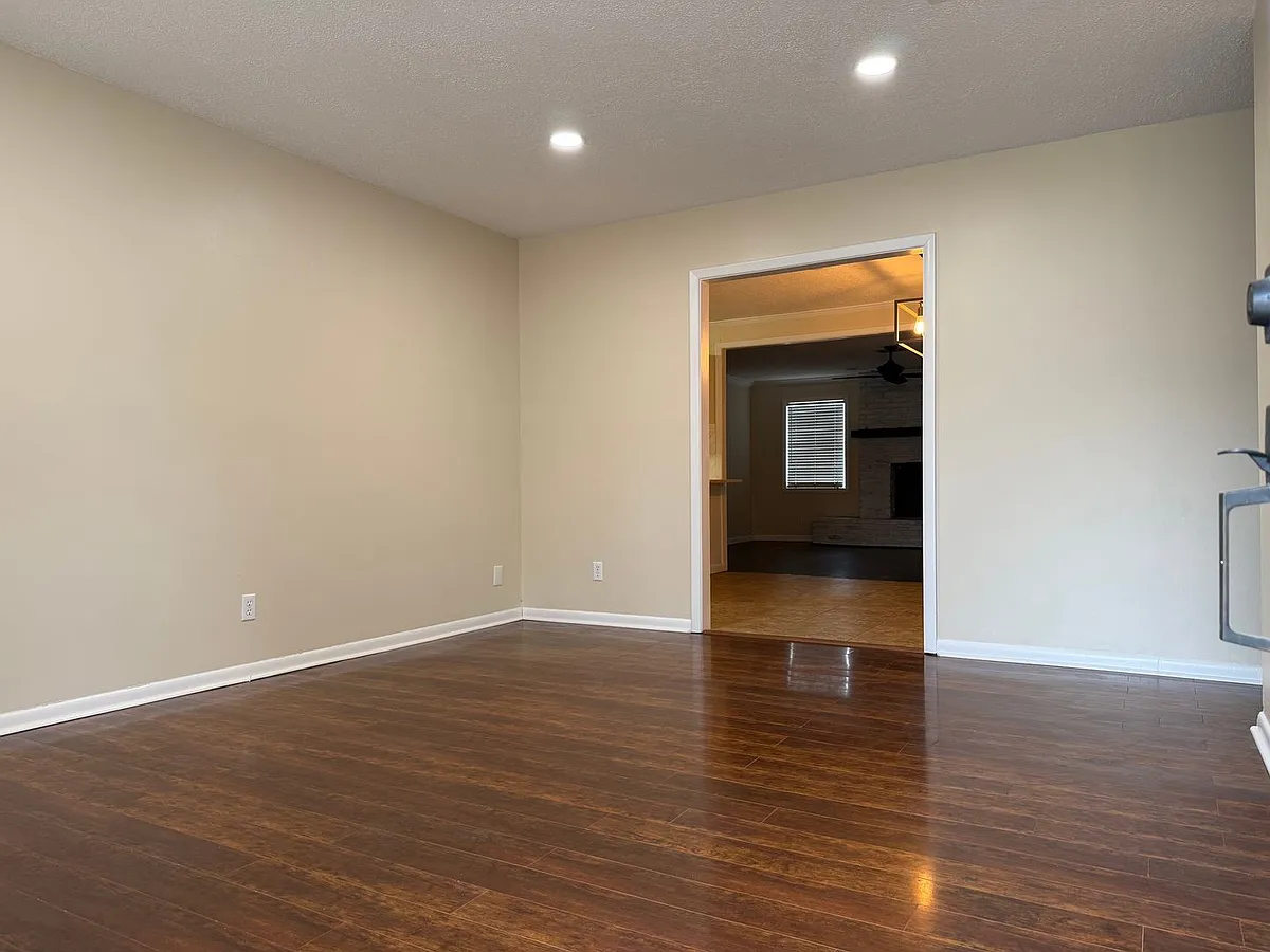 Building Photo - 8606 Holiday Dr