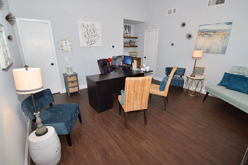 Lakeshore Villa Apartments — Photo 4
