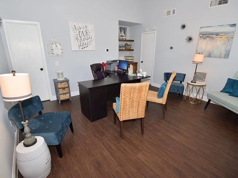 Lakeshore Villa Apartments — Photo 4