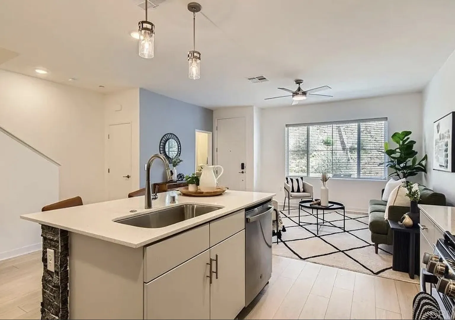 Charming Fallbrook Townhouse — Photo 3