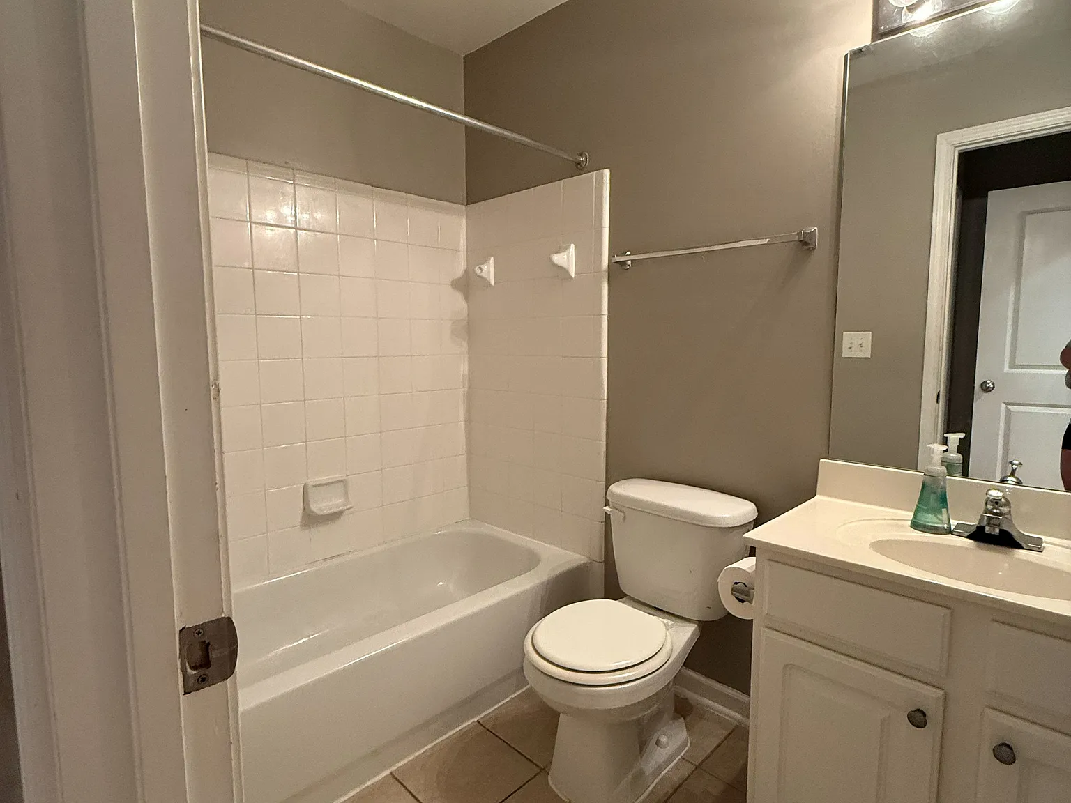 3 bed, 1406 sqft, $2,100 — Photo 4