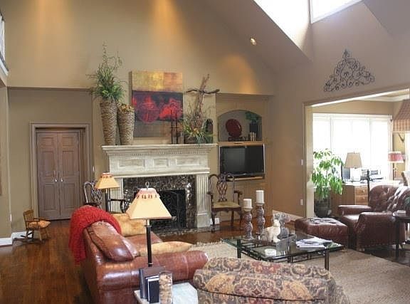 2nd image of 702 River Oaks Blvd