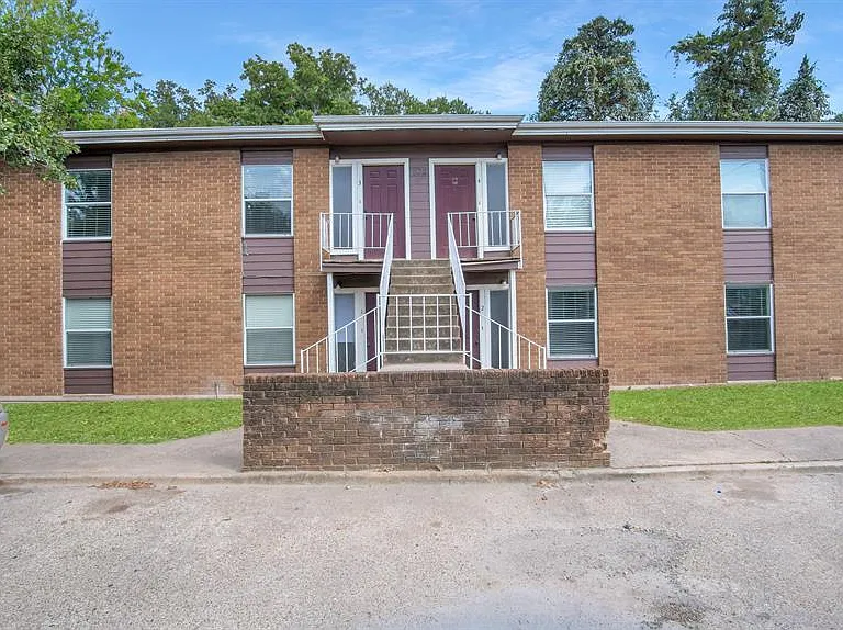 503 Foch St — Photo 1