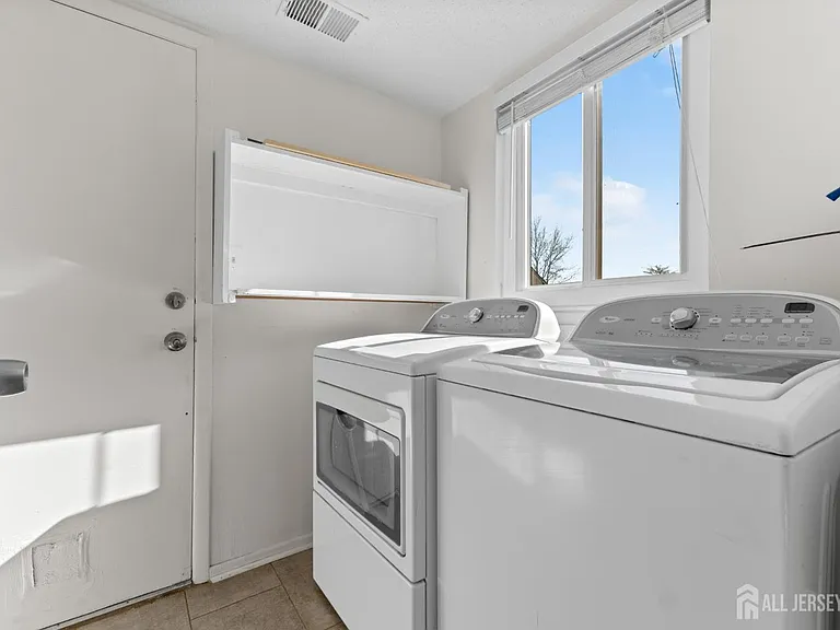 496 Westgate Dr — Photo 15