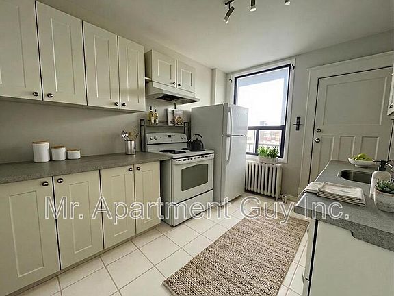 2nd image of 44 Victoria Ave S #201