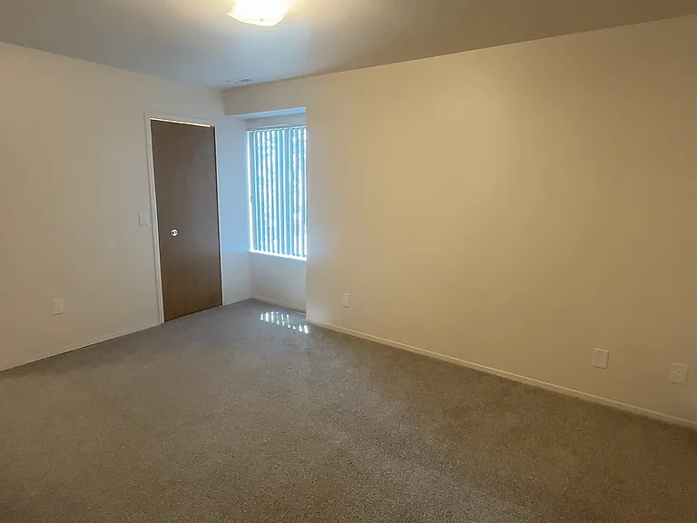 Lakeside Village Apartments — Photo 124