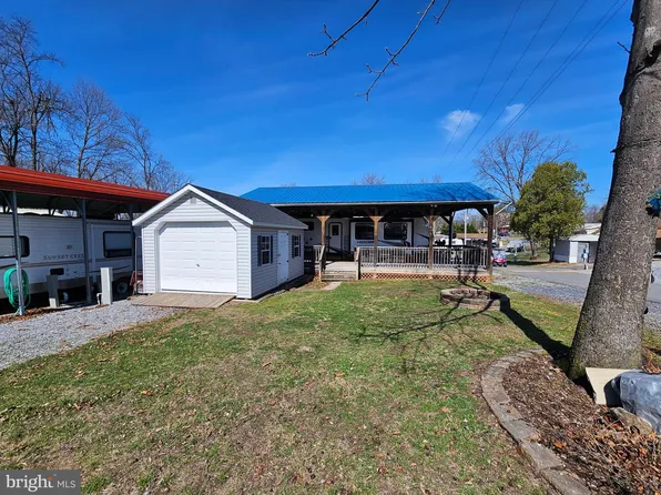 23 Yogi Bear Blvd, Falling Waters, WV 25419
