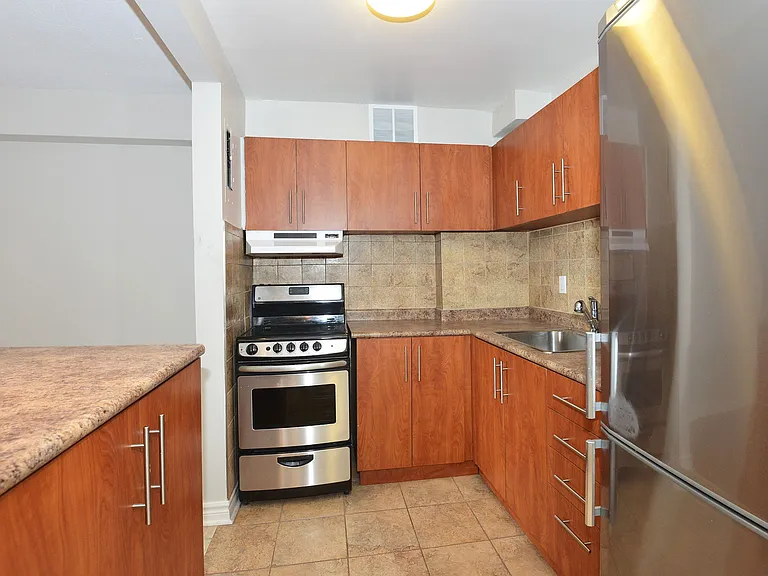 230 Oak St — Photo 24