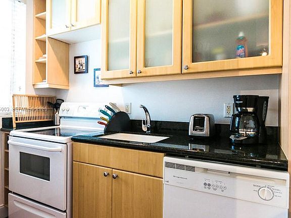 5th image of 420 15th St APT 306