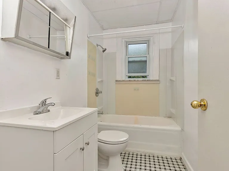 Historical Apartments l Oak St — Photo 21