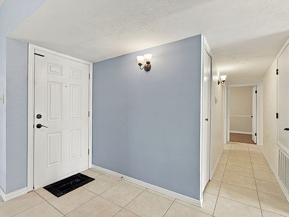 4th image of 956 Lockhart Dr