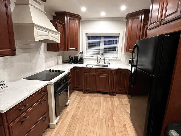 212 Wellington St — Photo 4